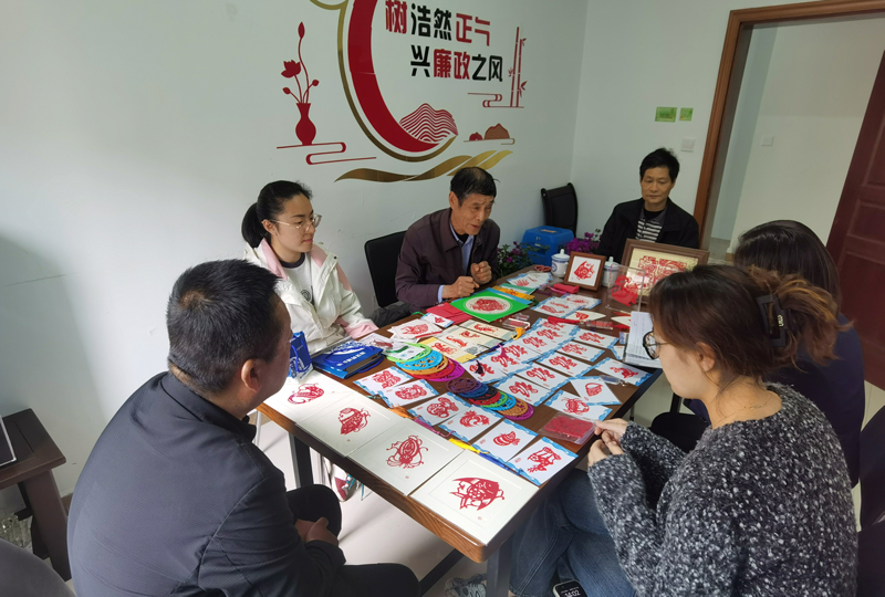 “阿姐囡”共富工坊開展剪紙藝術培訓。嵊泗縣委宣傳部供圖