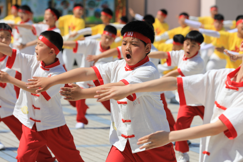 學生在體育老師帶領下練習慈北金栲拳。觀海衛鎮供圖