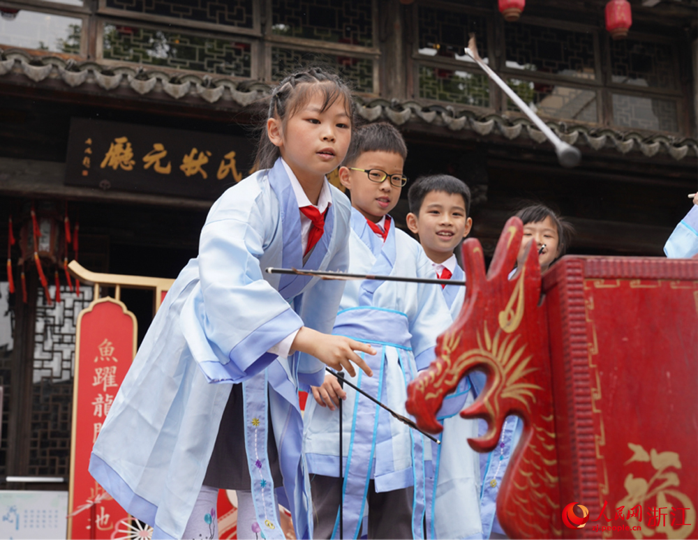 小西街歷史文化街區狀元廳外，一群孩子正在體驗“投壺”。人民網 陳陸洵攝