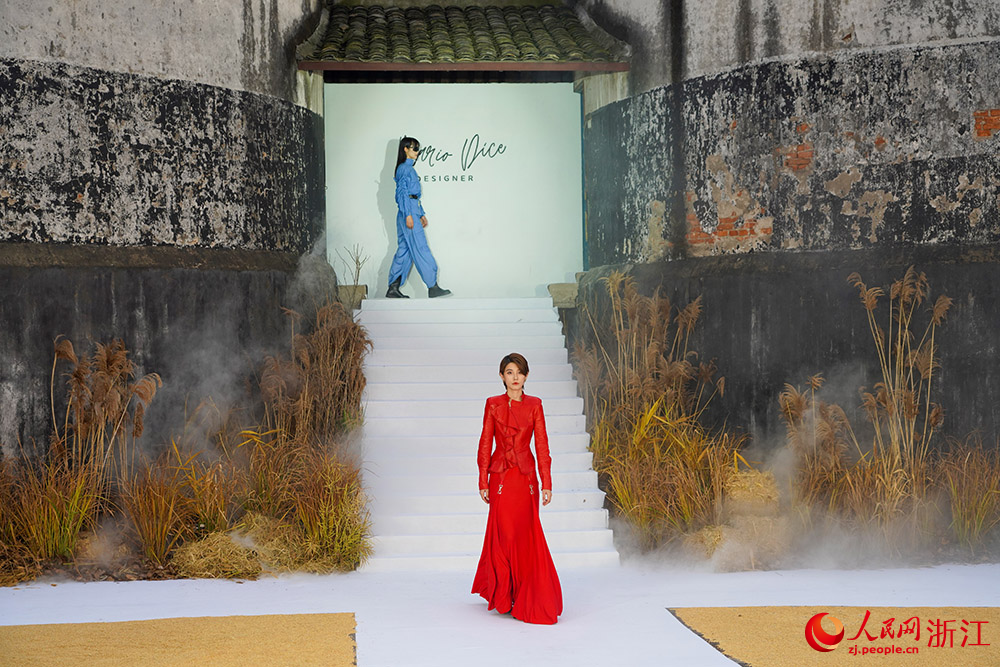5月11日，模特在浙江省紹興市柯橋區福全街道徐山村糧倉走秀。人民網 章勇濤攝
