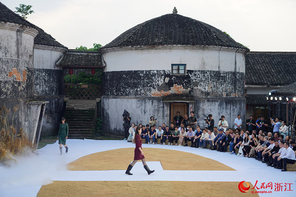 5月11日，模特在浙江省紹興市柯橋區福全街道徐山村糧倉走秀。人民網 章勇濤攝