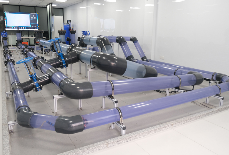 管道清洗機器人正在管道中自主進行清理作業。程欣攝