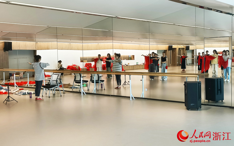 秀洲文化館內開展文化培訓工作。人民網 劉欣蔚攝