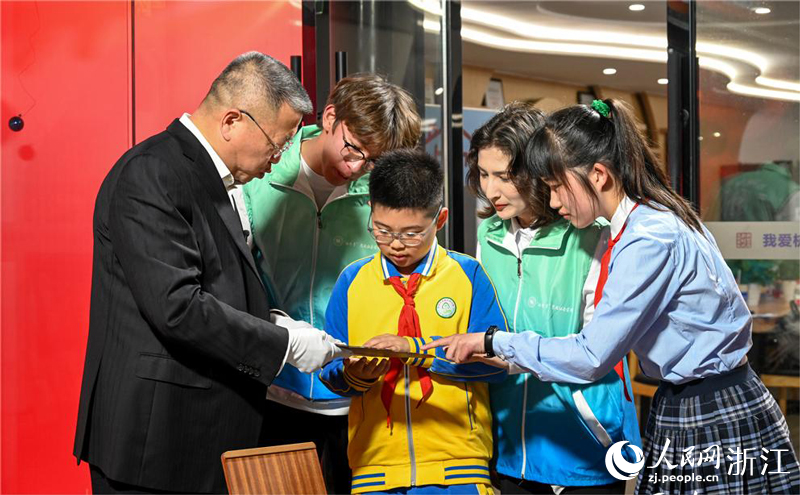 “武林夜講堂”活動在杭州武林路文明驛站啟幕。人民網記者 葉賓得攝