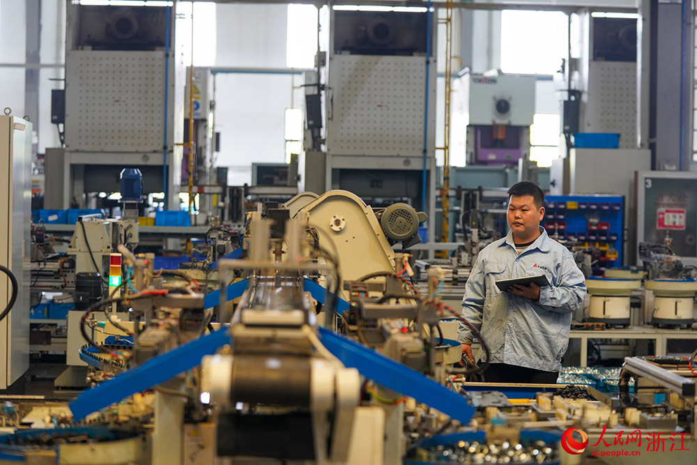 在寧波市象山縣一家單項冠軍企業，工人在產線上趕制訂單。人民網 章勇濤攝