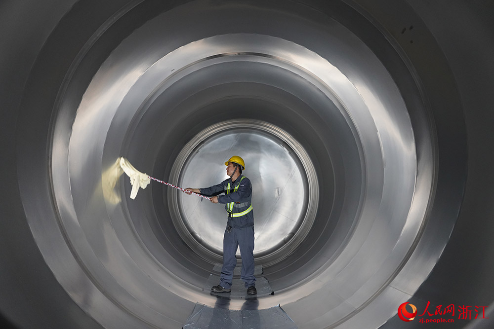 在寧波市象山縣一家單項冠軍企業，工人在對無菌罐進行清理。人民網 章勇濤攝