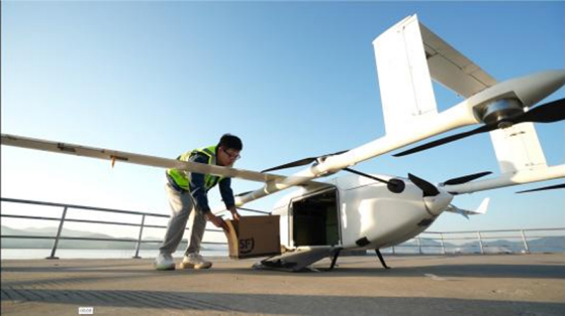 運輸貨物裝入無人機。浙江移動供圖