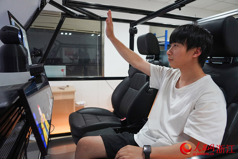 5月21日，在寧波市高新區春建電子，工作人員在進行機器人的手勢跟隨測試。人民網 章勇濤攝