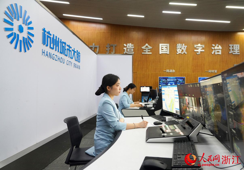 杭州城市大腦運營指揮中心工作臺。人民網 章勇濤攝