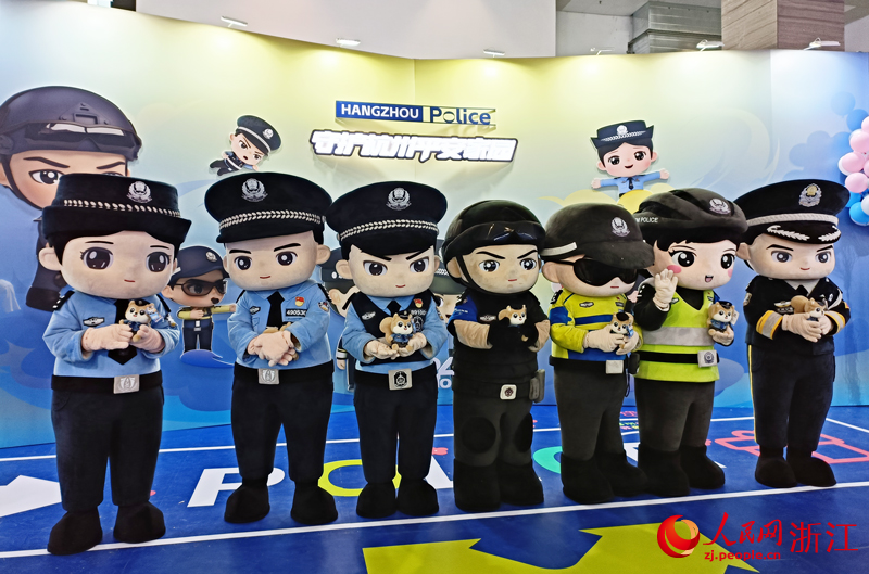 第二十屆中國國際動漫節杭州警察IP人偶。人民網 劉欣蔚攝