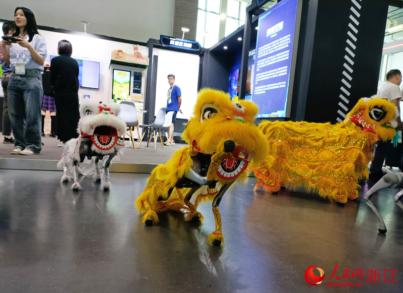 第二十屆中國國際動漫節四足機器人正在表演。人民網 劉欣蔚攝