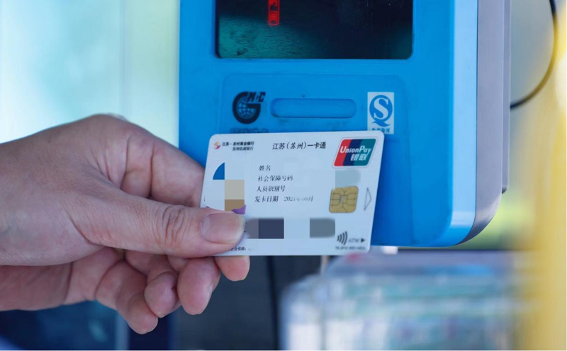 在浙江省嘉善縣，非戶籍老人可刷第三代社?？ㄏ硎芎图紊茟艏先送却?，免費乘坐公交。鄭之恒攝