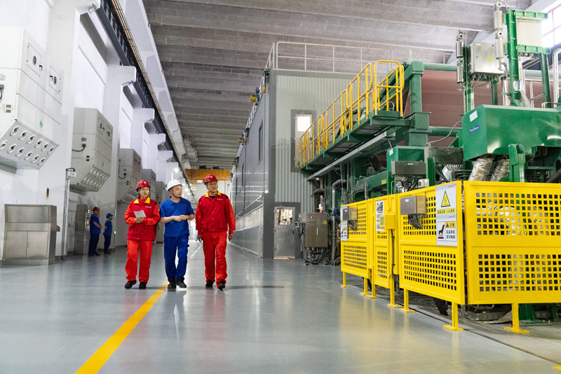 國網衢州供電公司員工走進企業了解用電需求并宣傳電力負荷響應補貼政策。吳文濤攝