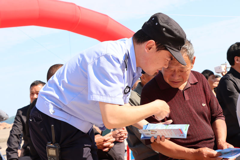 民警向群眾開展平安宣傳。嵊泗縣委宣傳部供圖