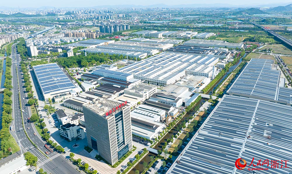 廠房屋頂安裝的太陽能光伏板連綿成片，在陽光下熠熠生輝，源源不斷地向企業輸送著清潔電力。人民網 章勇濤攝