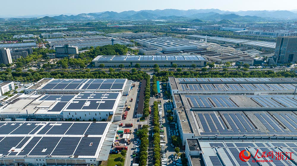 廠房屋頂安裝的太陽能光伏板連綿成片，在陽光下熠熠生輝，源源不斷地向企業輸送著清潔電力。人民網 章勇濤攝