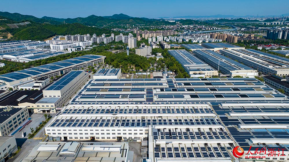 廠房屋頂安裝的太陽能光伏板連綿成片，在陽光下熠熠生輝，源源不斷地向企業輸送著清潔電力。人民網 章勇濤攝
