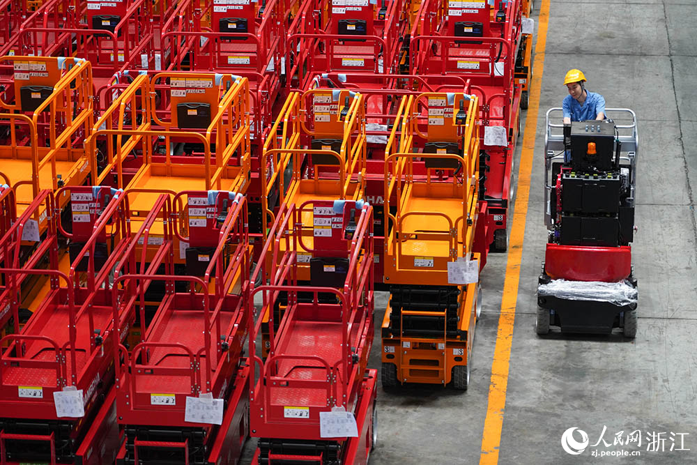 在杭州青山湖科技城的一家叉車企業內，工人在生產線上忙碌著。人民網 章勇濤攝