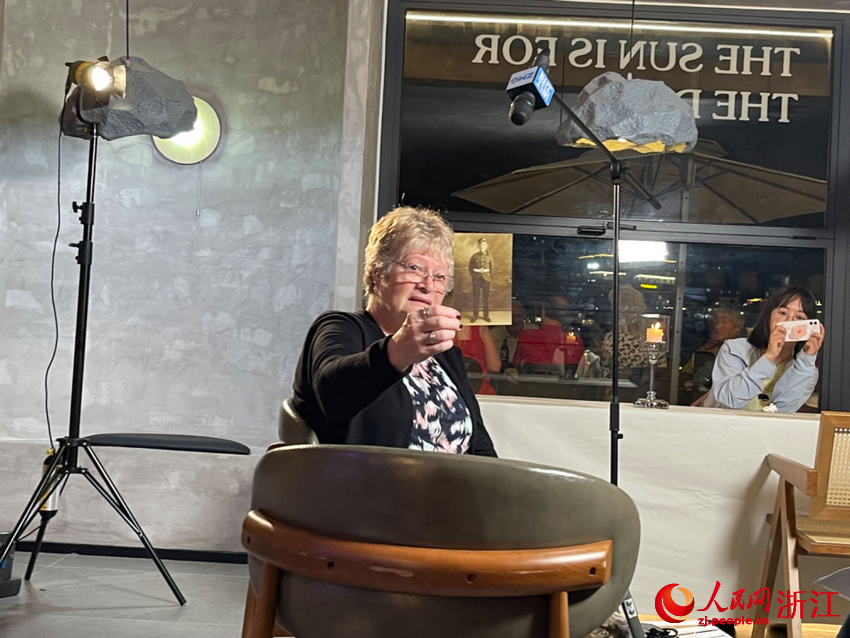 丹妮絲·維尼展示她的父親丹尼斯·莫利年輕時的照片。人民網記者 王麗瑋攝