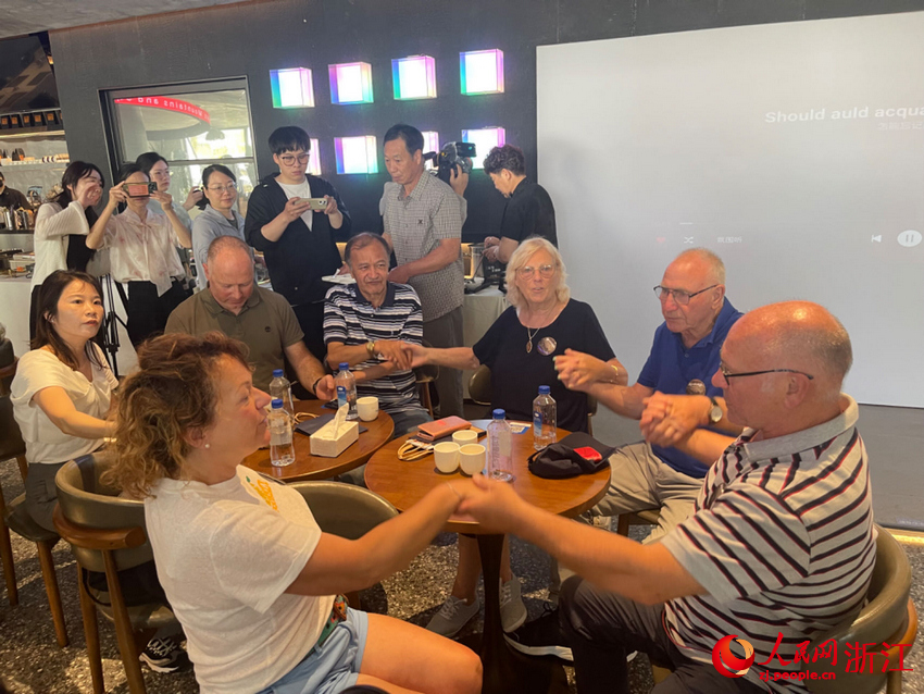 大家手挽著手，自發唱起了《友誼地久天長》。人民網記者 王麗瑋攝