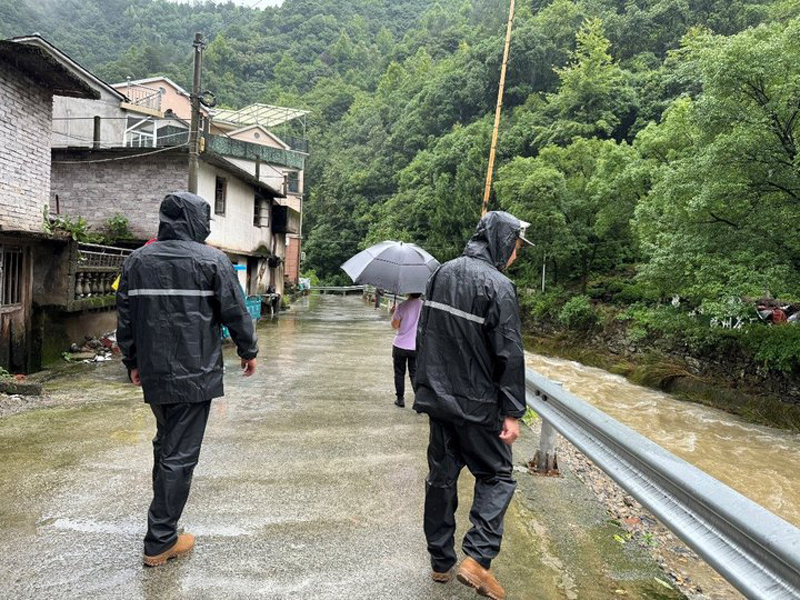 淳安縣黨員干部全力以赴做好防汛工作，筑牢“安全堤壩”。淳安縣委宣傳部供圖