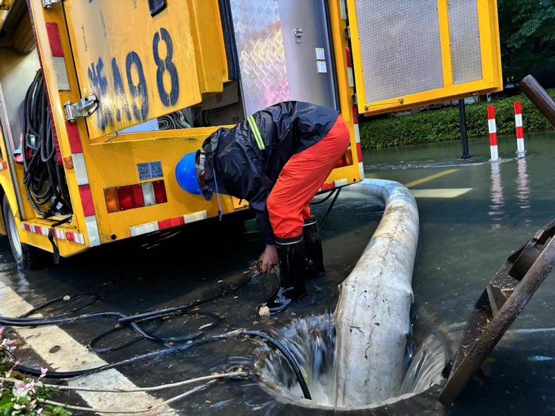 工作人員深度參與城市排澇工作。杭州市水務集團供圖