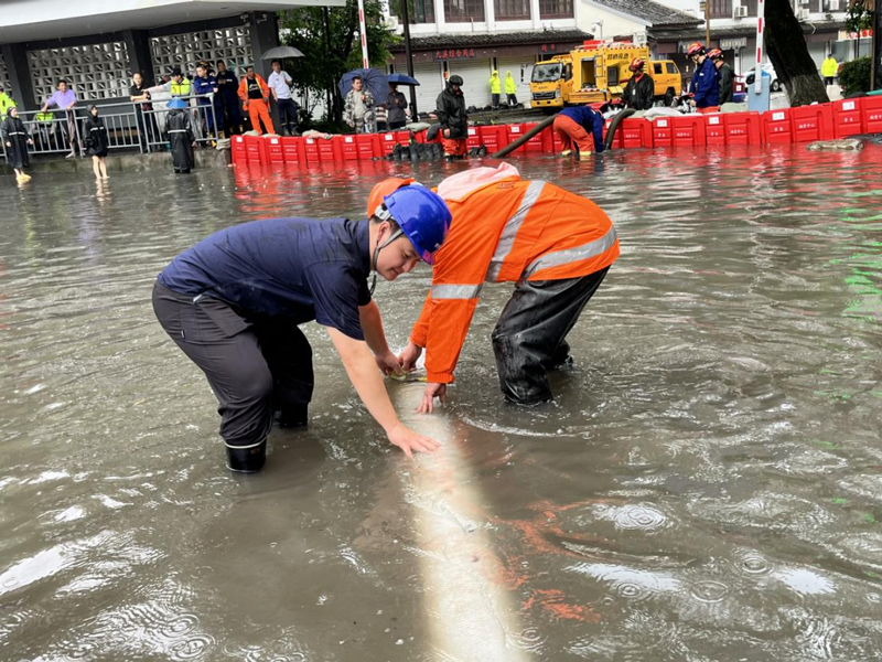 工作人員深度參與城市排澇工作。杭州市水務集團供圖