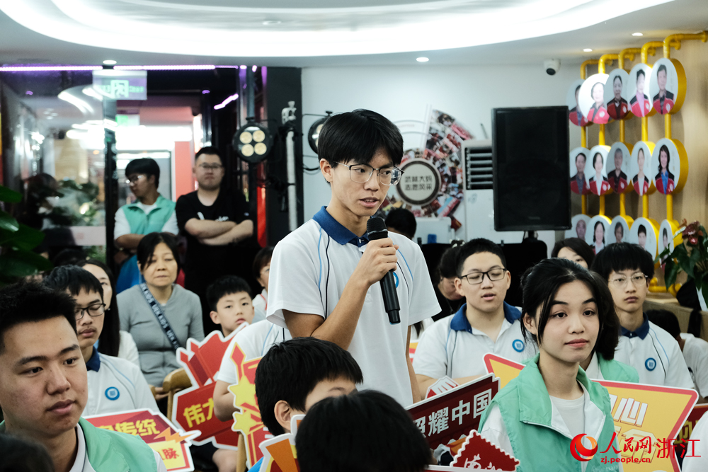學生在活動中提問。人民網 劉欣蔚攝