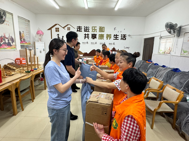 駐村選調生基層訪民情。嵊泗縣委宣傳部供圖