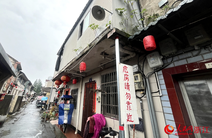 個別房字掛上了危房提醒牌。人民網記者 張麗瑋攝