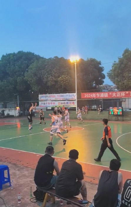 夕陽西下，金街籃球場上，一場籃球賽正熱鬧上演。受訪者供圖