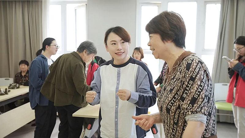 陳婧與當地老百姓交流。秀洲區委宣傳部供圖