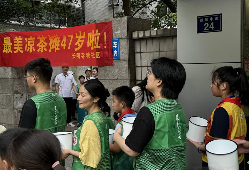 志愿者們手持茶缸等待接力。劉卓爾攝