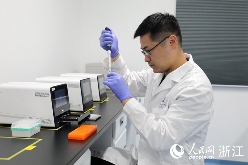 裴顥正在實驗中。人民網 方彭依夢攝