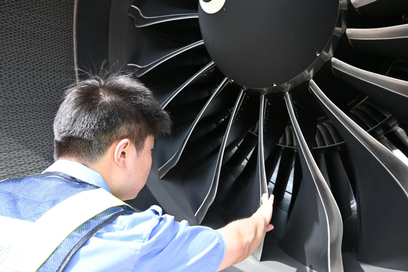 孫偉在檢查發動機。劉卓爾攝