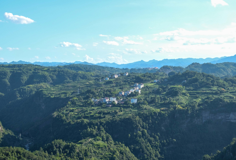 在與穿巖十九峰遙遙相對的下巖貝村，是賞云海和日出日落的絕佳點位。程欣攝