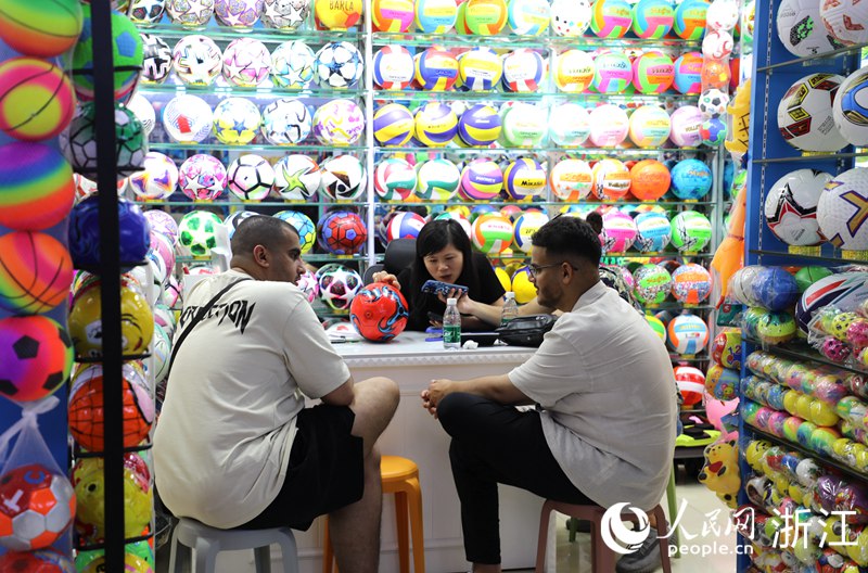 外國客商正在選購體育用品。人民網 方彭依夢攝