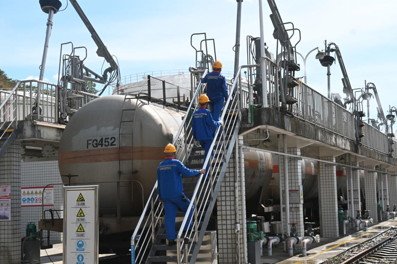 工人們走上棧橋。      劉卓爾 攝