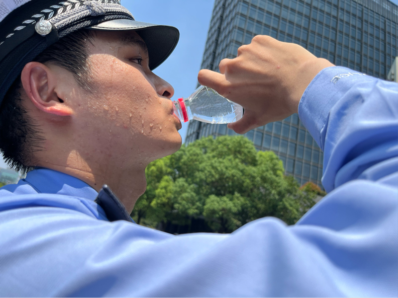 執勤中揮汗如雨。邢潔攝