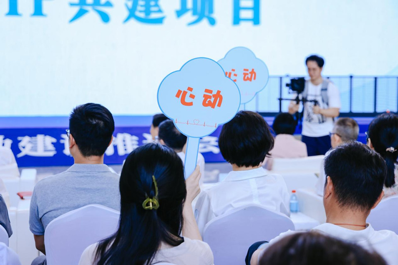 朱鈺芳路演結束，四家企業代表舉起了手中“心動”的燈牌。西湖區委宣傳部供圖