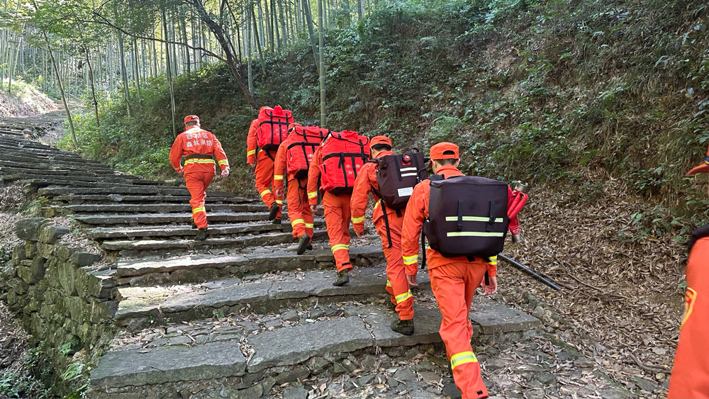 西湖森林消防專業隊負重前行。邢潔攝
