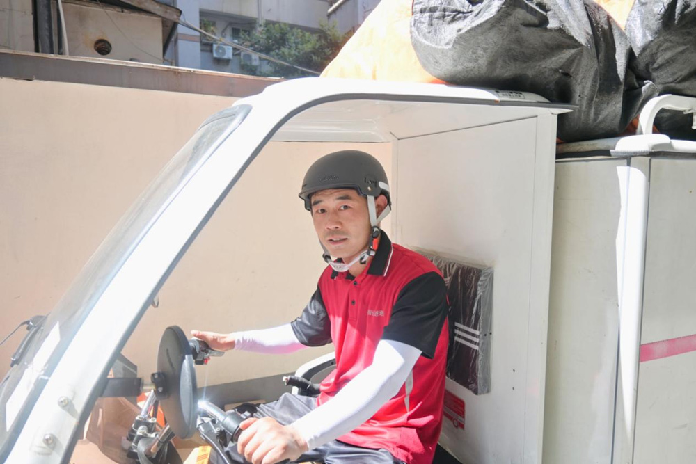 左金輪正準備前往下一個配送地。劉卓爾攝