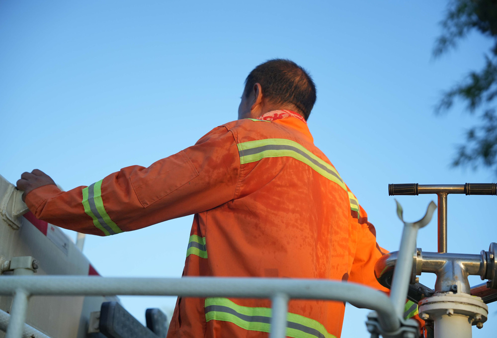 工作僅半小時，汗水便浸濕衣服。吳承予攝