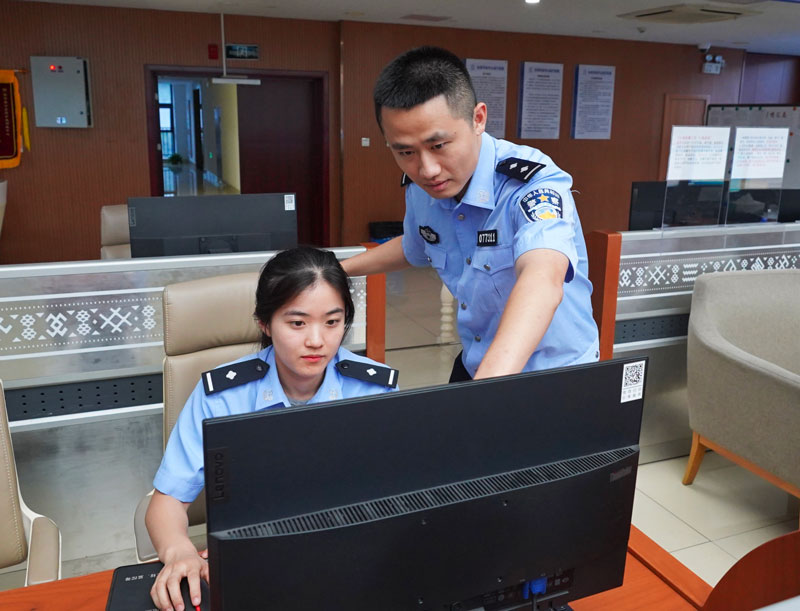 查看系統后臺運行情況。沈鴻攝