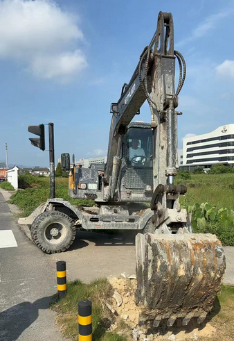 位于萬泉鎮的紅綠燈項目已經開始建設。萬泉鎮供圖