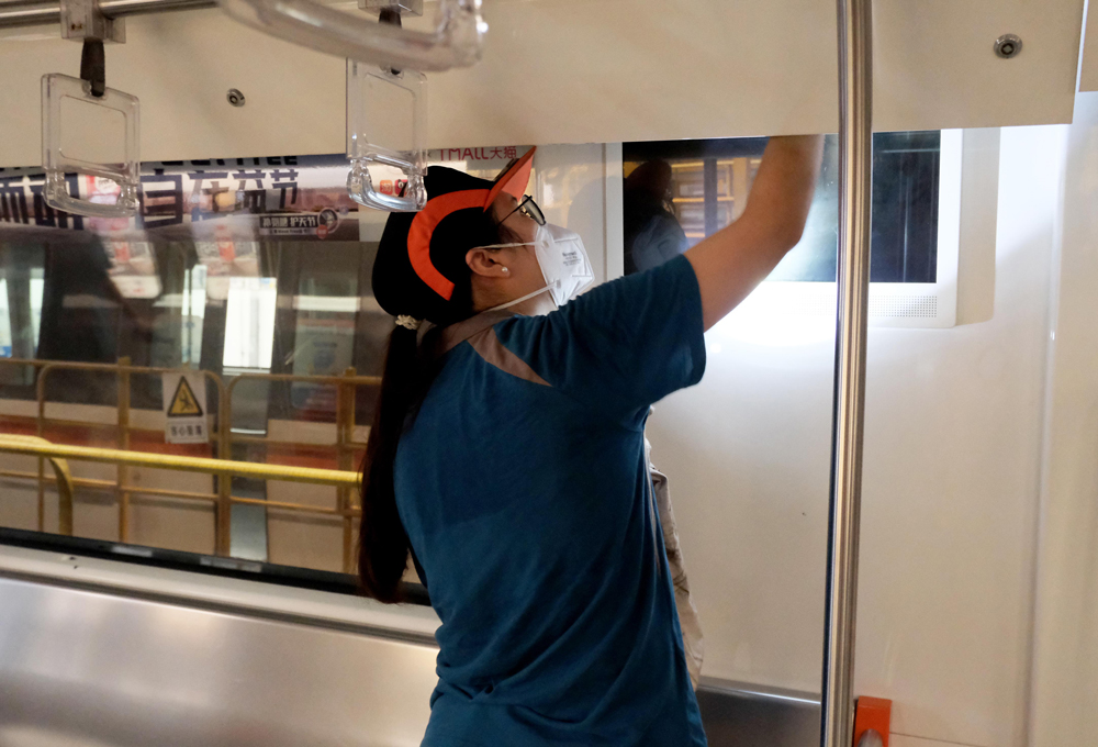 地鐵車輛檢修員正在檢查車門零部件磨損情況。程欣攝