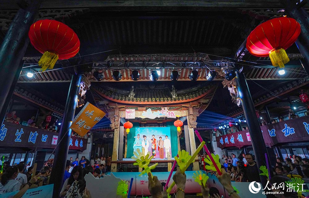 在浙江省嵊州市浦口街道，鄉村越劇聯賽小組挑戰賽舉行。人民網 章勇濤攝