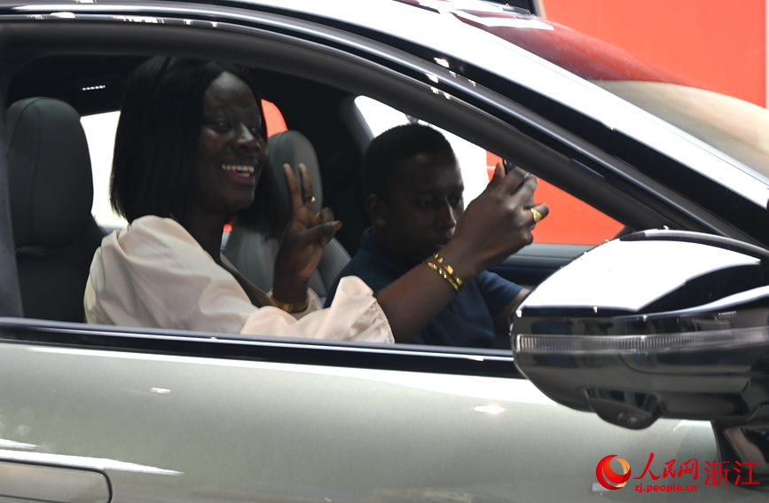 試駕吉利汽車。人民網記者 張麗瑋攝