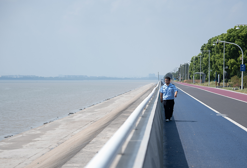 烈日下，巡堤隊員正沿著堤岸巡邏。吳承予攝