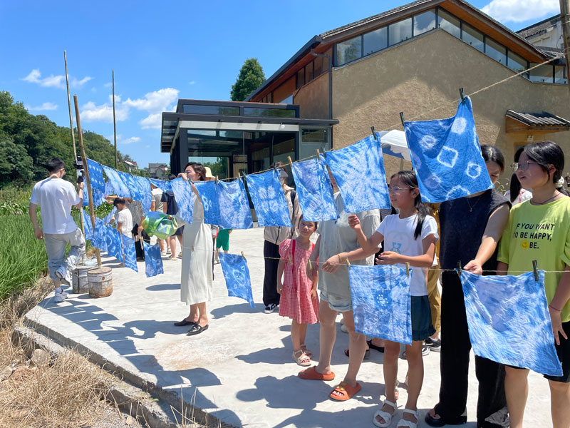 孩子們體驗扎染。衢州市委宣傳部供圖